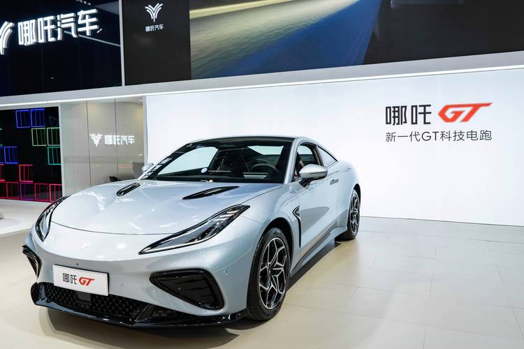 重庆73哪吒汽车在智能汽车领域的表现，领途汽车在新能源汽车市场中的影响力